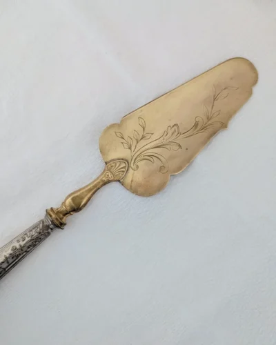 Pelle à tarte vintage dorée et argentée finement ciselée - Art de la table Villa Brieg