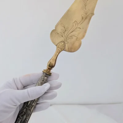 Pelle à tarte vintage dorée et argentée finement ciselée - Art de la table Villa Brieg