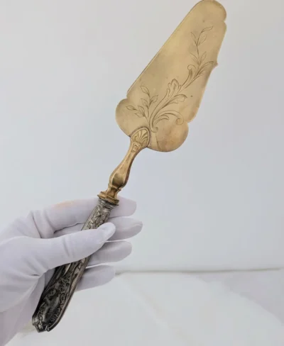 Pelle à tarte vintage dorée et argentée finement ciselée - Art de la table Villa Brieg