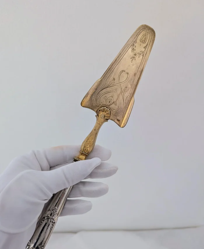 Pelle à tarte ancienne en métal argenté gravé avec écrin - Art de la table vintage - Villa Brieg