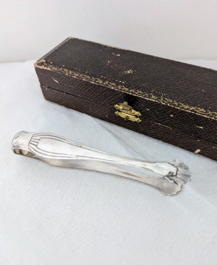 Pince à sucre Art Déco en métal argenté dans écrin bijouterie Raoul Simon - Villa Brieg