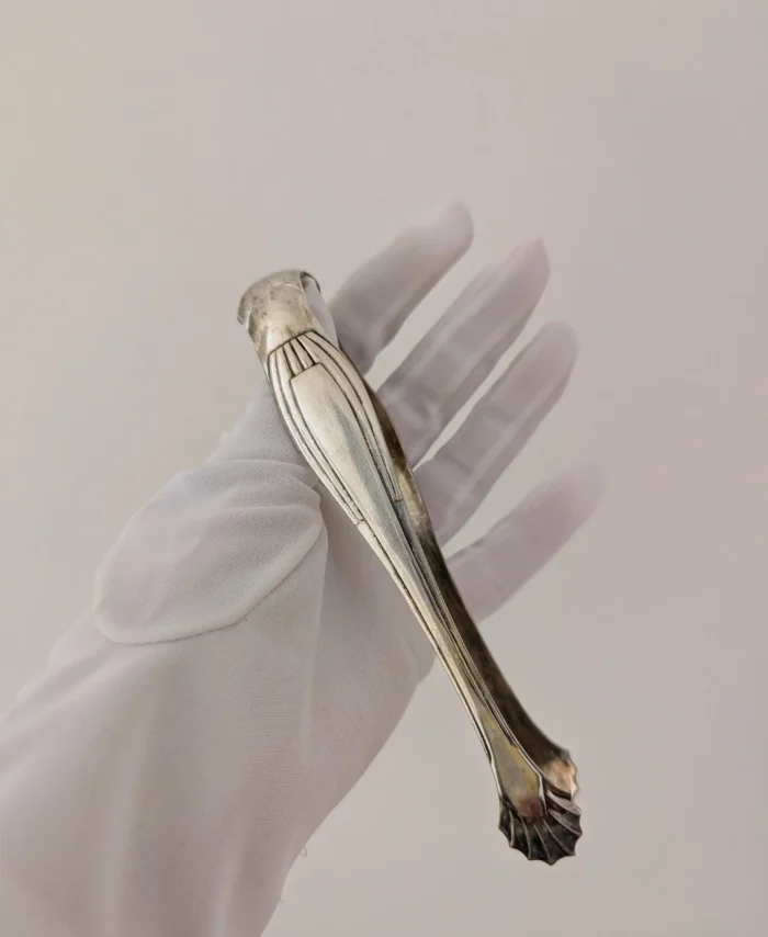 Pince à sucre Art Déco en métal argenté dans écrin bijouterie Raoul Simon - Villa Brieg