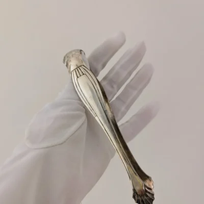 Pince à sucre Art Déco en métal argenté dans écrin bijouterie Raoul Simon - Villa Brieg