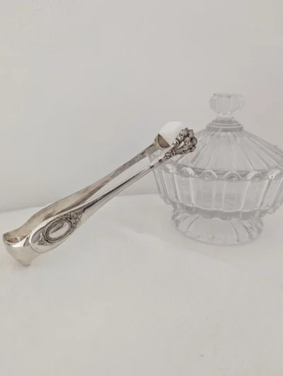 Pince à sucre ancienne en métal argenté Cailar Bayard avec griffes de lion, accessoire d'orfèvrerie française ciselé pour service à thé et café.