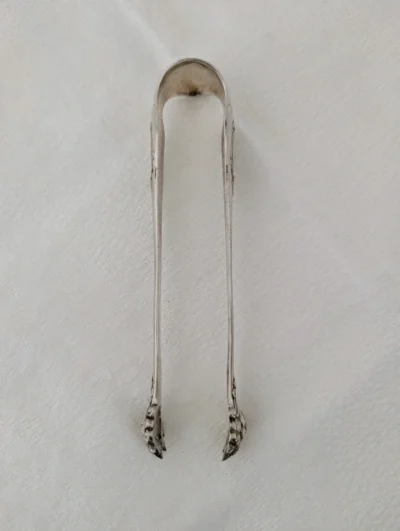 Pince à sucre vintage en métal argenté Cailar Bayard - Art de la table Villa Brieg