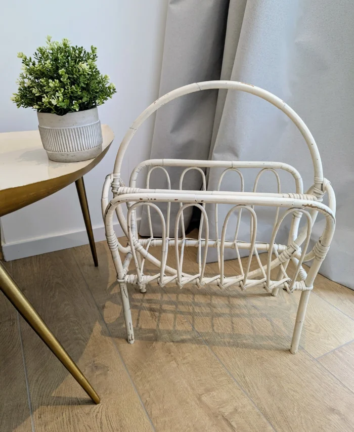 porte-revues vintage rotin blanc cassé