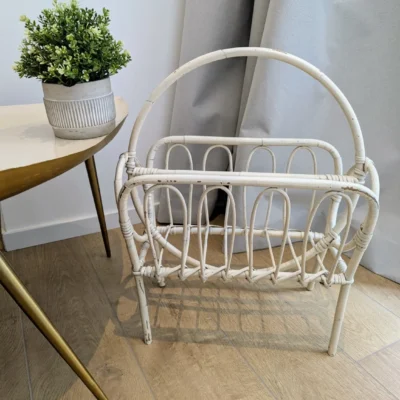 porte-revues vintage rotin blanc cassé