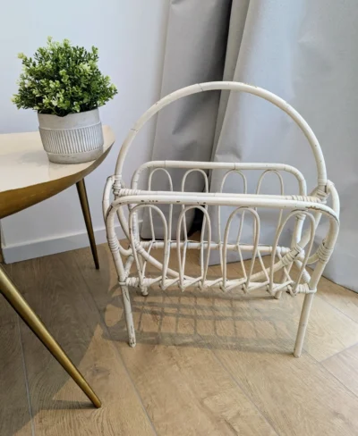 porte-revues vintage rotin blanc cassé