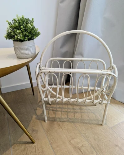 porte-revues vintage rotin blanc cassé