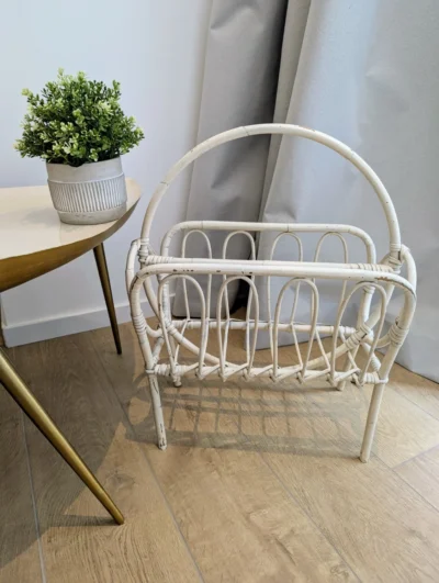 Porte-revue vintage en rotin naturel des années 60-70, rangement magazine bohème chic et design épuré.