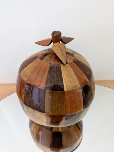 Seau à glaçons vintage en forme de noix de coco, marqueterie de bois exotique et couvercle sculpté, décoration de table festive.