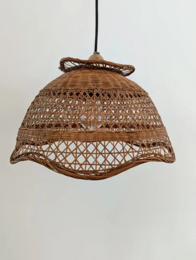 Suspension vintage ajourée en osier brun foncé, lustre artisanal tressé restauré avec câble textile noir, diamètre 37 cm.