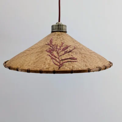 Suspension rotin vintage brodée, conique restaurée