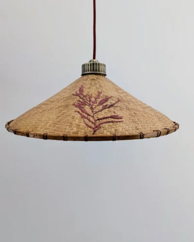 Suspension rotin vintage brodée, conique restaurée
