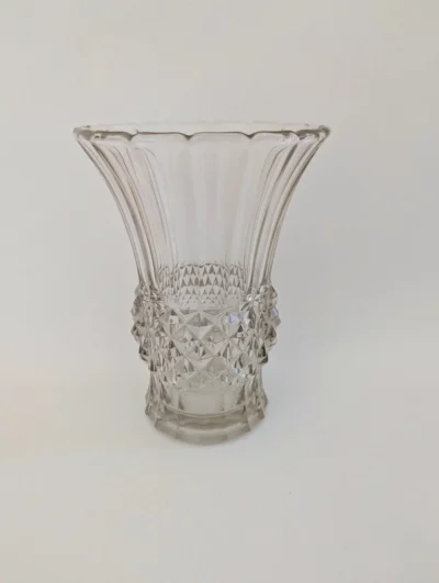 Vase Art déco Luxval Baden en verre moulé pressé de Val Saint Lambert, silhouette géométrique avec base à losanges en relief et col évasé.