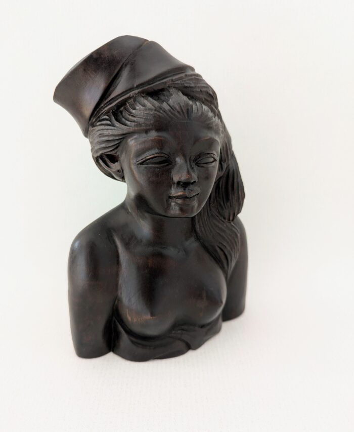 Sculpture en bois d’une femme balinaise