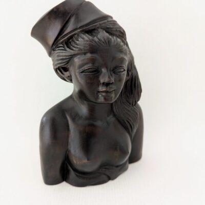 Sculpture en bois d’une femme balinaise
