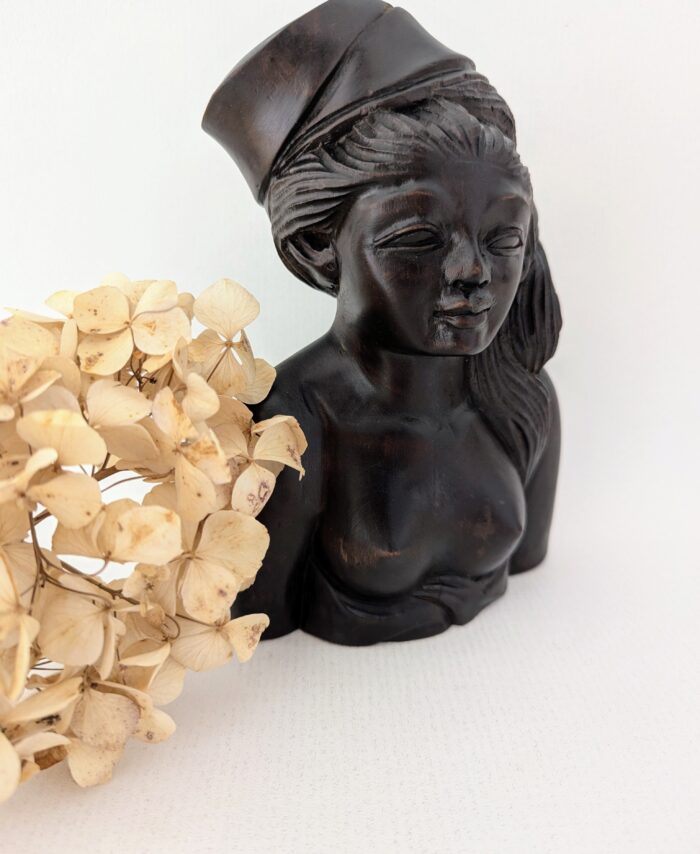 Sculpture en bois d’une femme balinaise