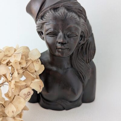 Sculpture en bois d’une femme balinaise