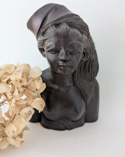 Sculpture en bois d’une femme balinaise