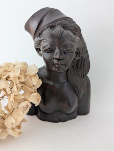 Sculpture en bois d’une femme balinaise