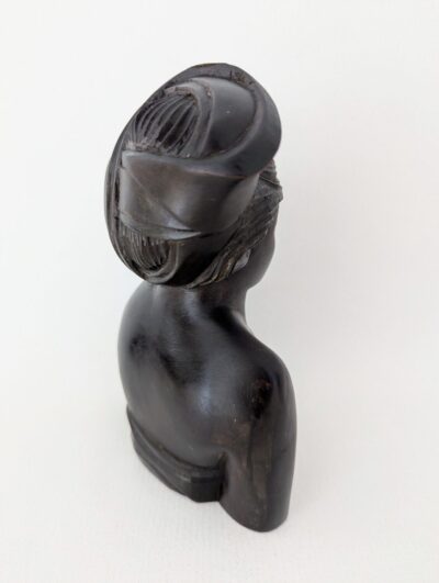 Statue balinaise artisanale en bois exotique noir, sculpture femme de Bali avec coiffe traditionnelle, décoration ethnique chic.