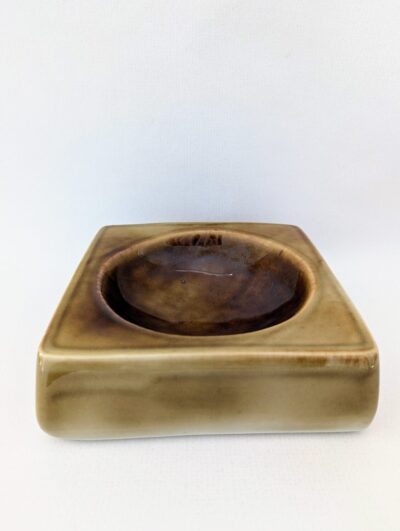 Vide-poche Virebent vintage carré en porcelaine émaillée brun tabac - Vue de face montrant l'émail texturé et le design brutaliste années 60