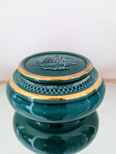 Boîte ancienne en céramique barbotine verte Verceram, couvercle avec voilier en relief et détails dorés, décoration marine vintage.