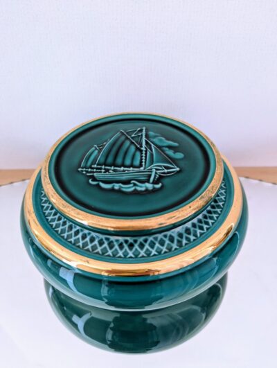 Boîte vintage Verceram barbotine vert émeraude décor voilier relief Villa Brieg objet de curiosité