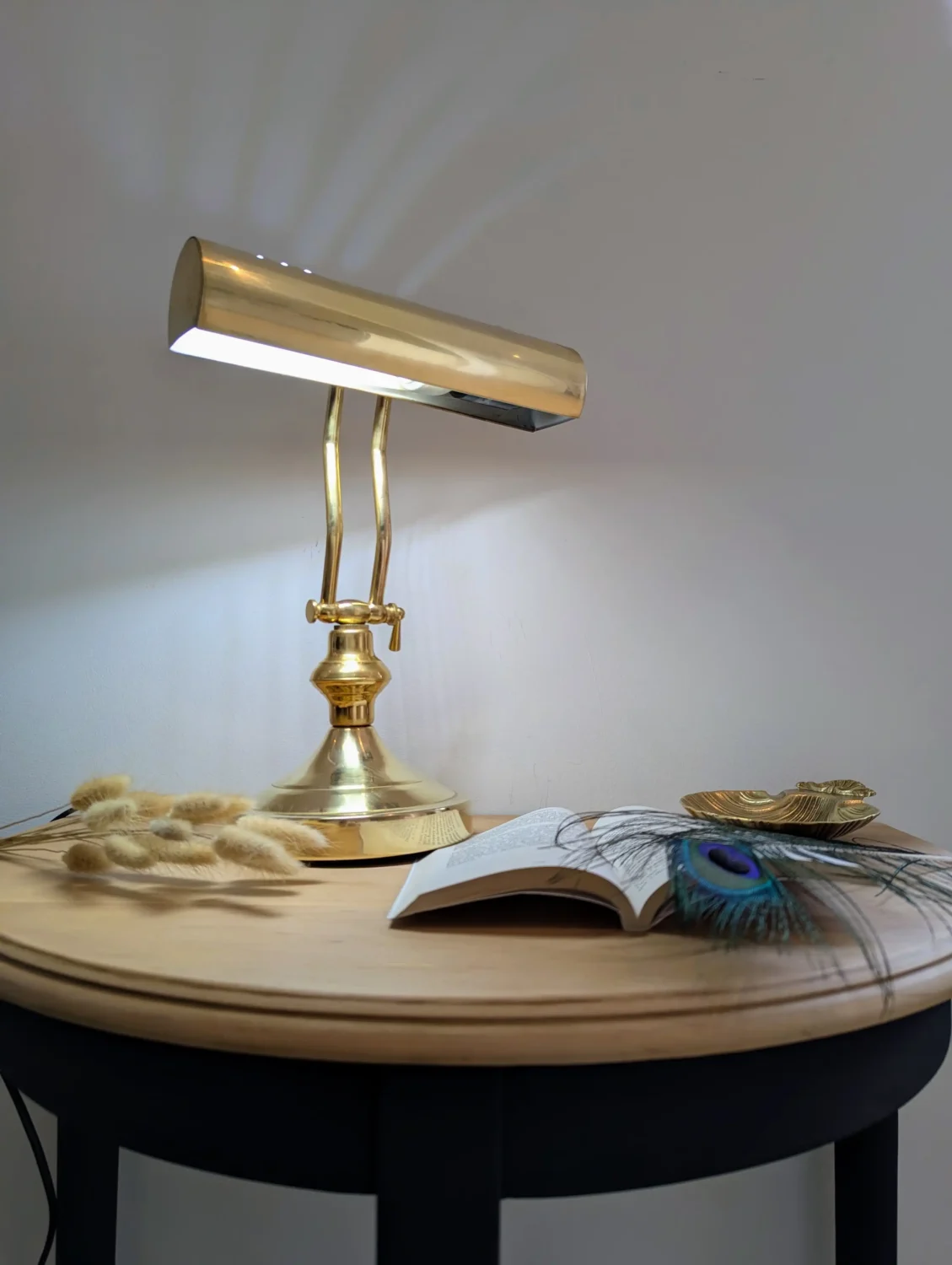 Console demi-lune vintage avec lampe en laiton et miroir – idée de déco d’entrée rétro par Villa Brieg