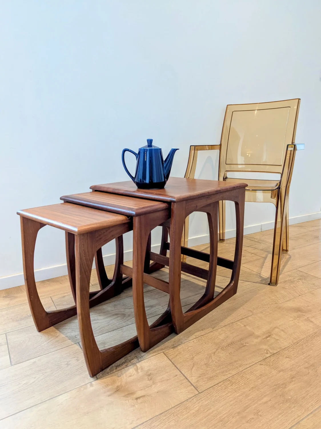 Tables gigognes vintage Mid-Century en bois et métal – mobilier rétro pour salon contemporain