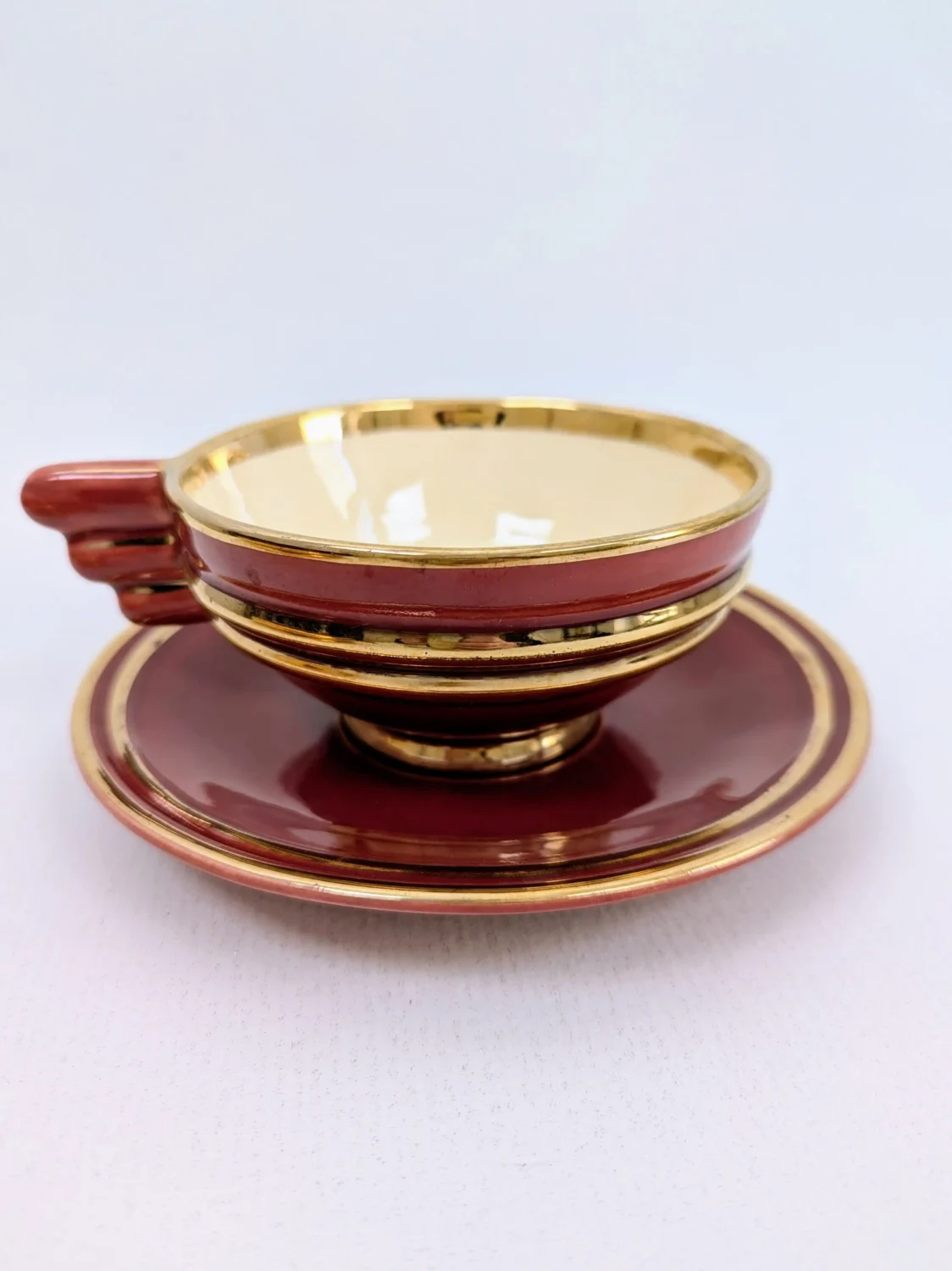 Tasse et soucoupe Art Déco rouge en céramique émaillée – vaisselle vintage sélectionnée par Villa Brieg