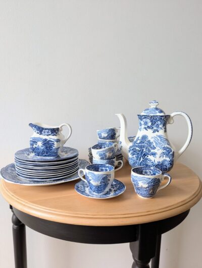 Service à café anglais complet 33 pièces Woodland Enoch Wedgwood, faïence bleue et blanche à scènes pastorales, Tunstall England.