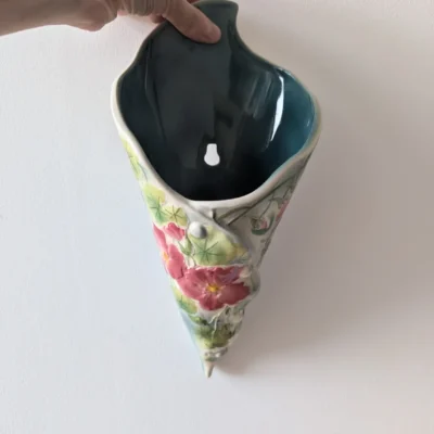 Bouquetière murale St-Clément peinte à la main verte