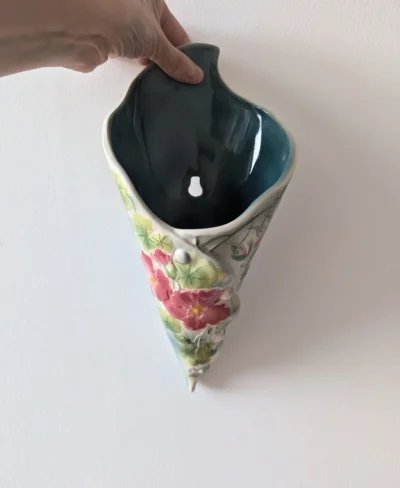 Bouquetière murale St-Clément peinte à la main verte