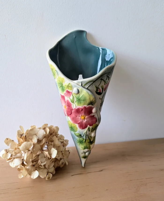 Bouquetière murale St-Clément peinte à la main verte