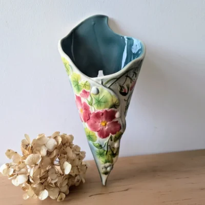 Bouquetière murale St-Clément peinte à la main verte