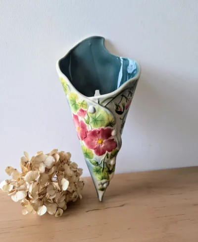 Bouquetière murale St-Clément peinte à la main verte