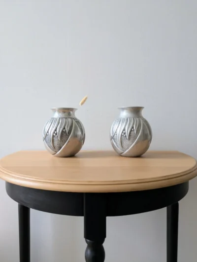 paire de vases en aliométal signés IRMAN