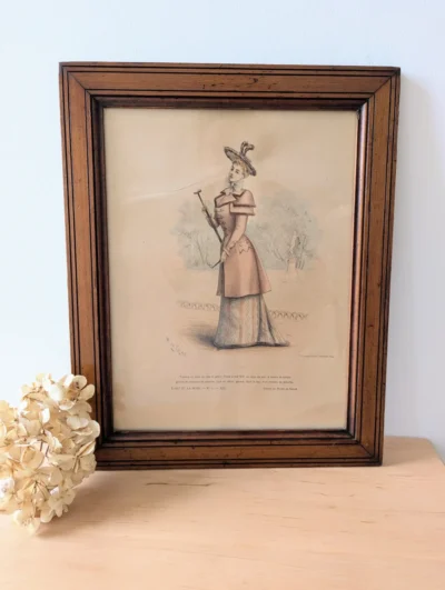 Reproduction ancienne Marie de Solar imprimée par Lemercier Paris, illustration de mode du XIXe siècle sous cadre en bois patiné, scène d'élégante à la canne.