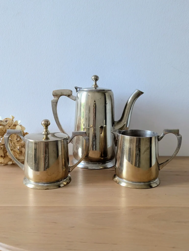 Service à café en métal argenté pour une table de Noël après le repas