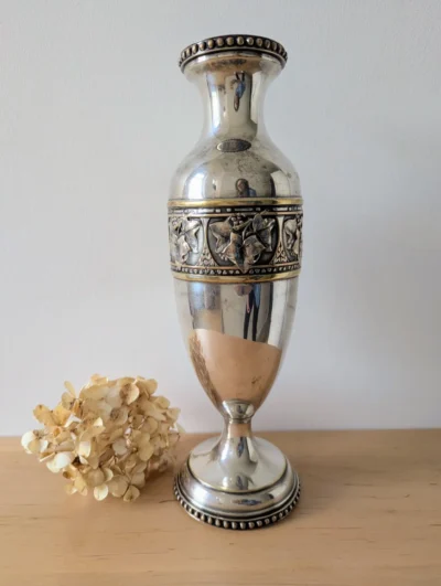 Grand vase ancien en métal argenté de 36 cm avec décor de vigne ciselée et frise de perles, objet d'orfèvrerie française du début du XXe siècle.