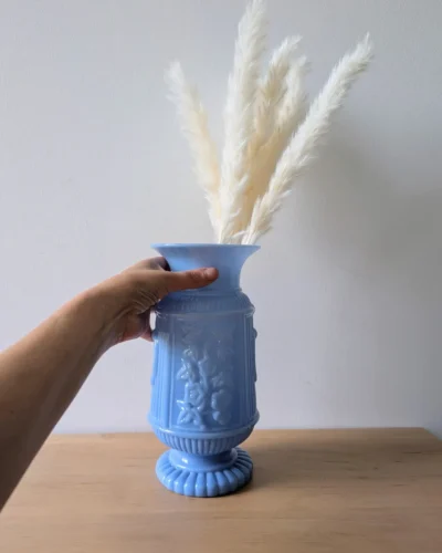 Vase en opaline bleue vintage