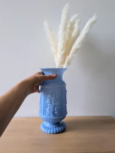 Vase en opaline bleue vintage