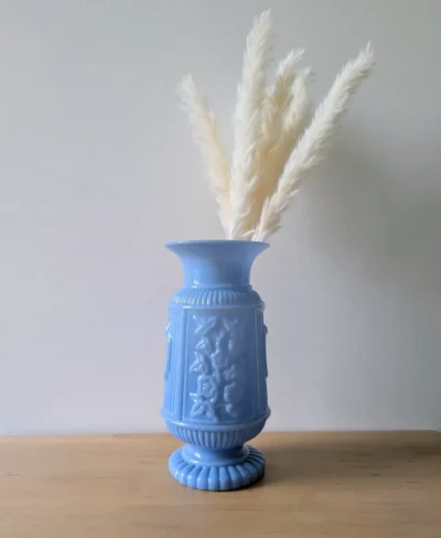Vase en opaline bleue vintage