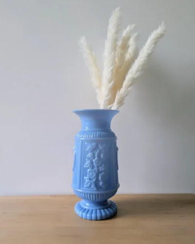 Vase en opaline bleue vintage