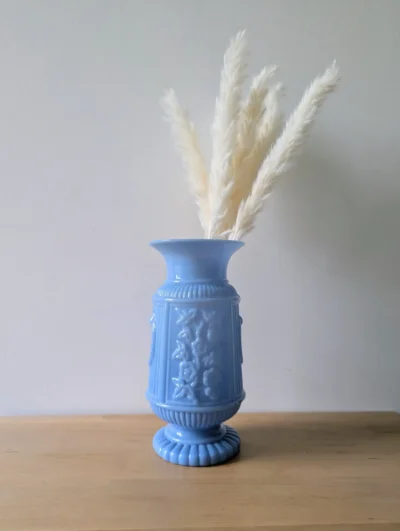 Vase en opaline bleue vintage