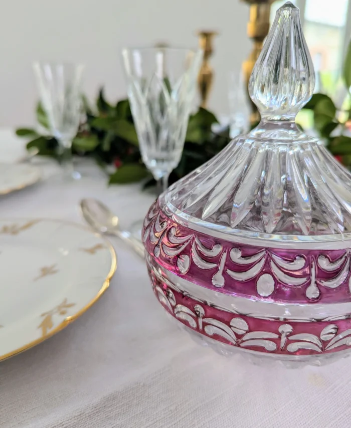 bonbonnière en cristal taillé teinte violet