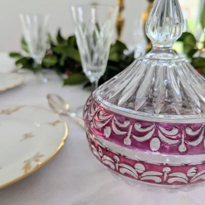 bonbonnière en cristal taillé teinte violet