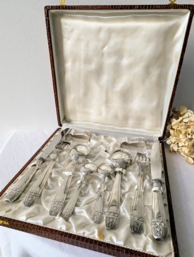 Coffret de mariage vintage avec couverts en métal argenté poinçon 84 G, écrin d'origine effet croco et ronds de serviette gravés Monsieur et Madame.